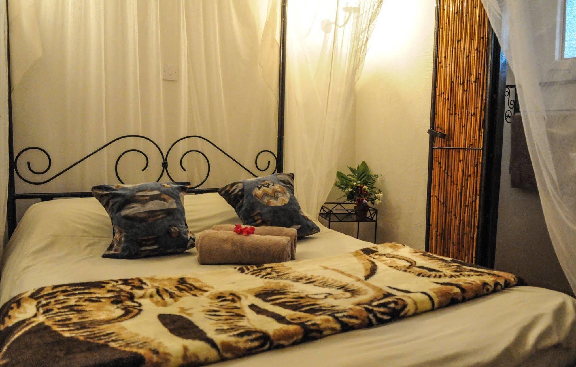 Zigzag Town Lodge Ливингстон Экстерьер фото